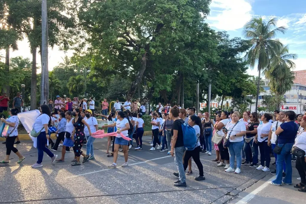 Imagen Tras bloquear calles en Veracruz, Nenis llegan a este acuerdo con ayuntamiento para reubicación 