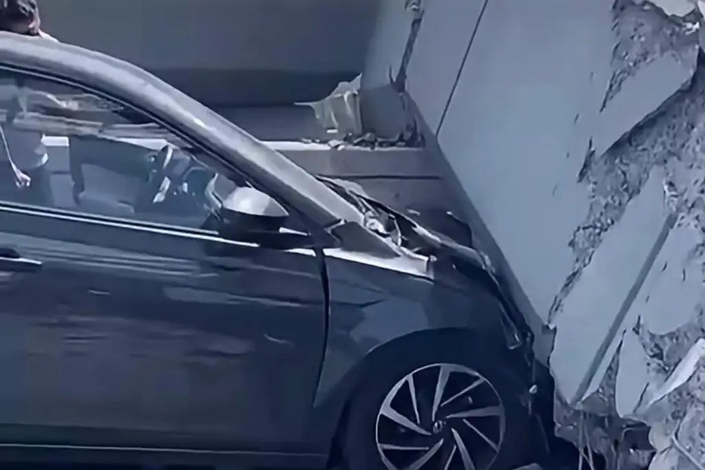 Imagen Grúa derriba puente peatonal en Monterrey y cae sobre auto; esto se sabe