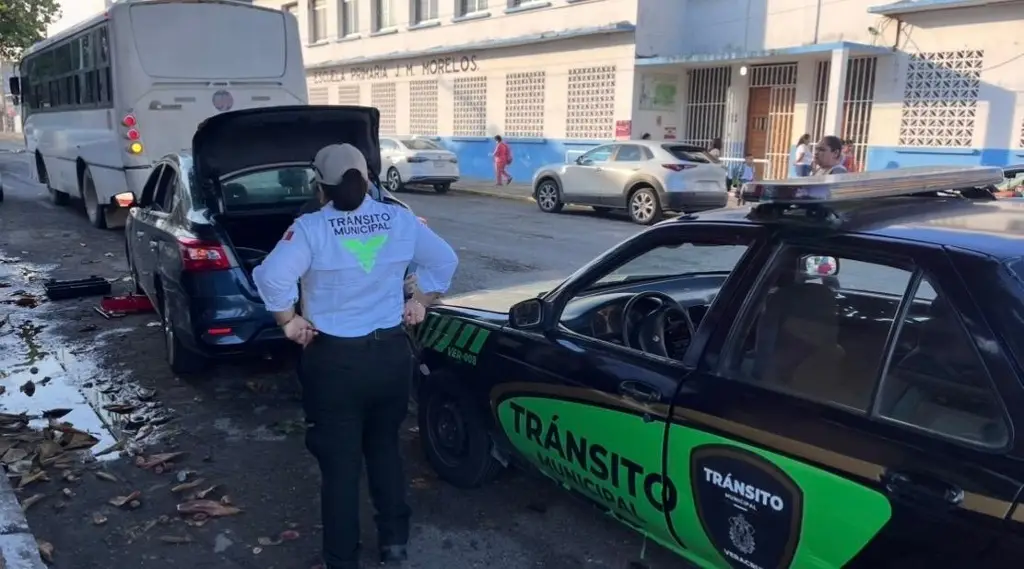 Imagen Camión urbano y auto chocan frente a una primaria de Veracruz