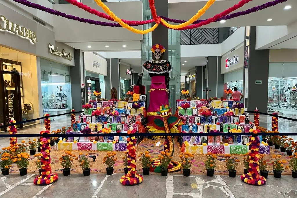 Imagen La catrina y Quetzalcóatl reciben a los visitantes en monumental altar de muertos en Plaza Américas