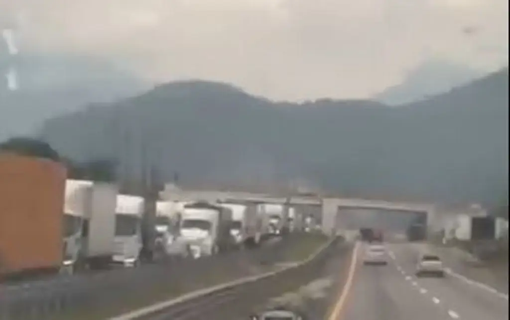 Imagen Reportan tráfico lento por mantenimiento en autopista Ciudad Mendoza-Córdoba