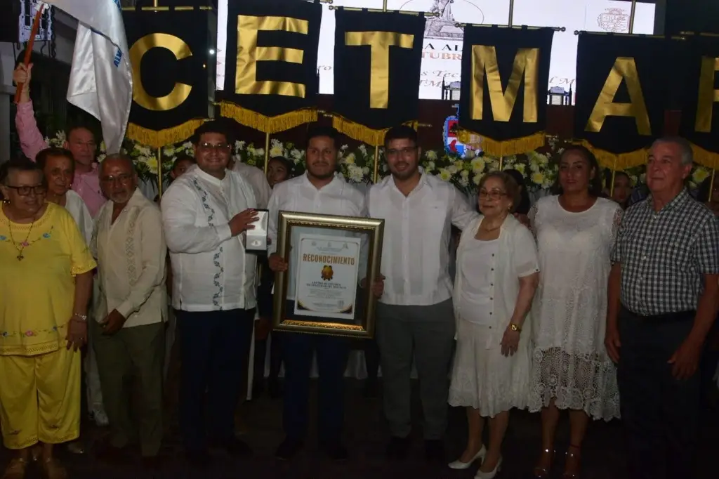 Imagen Honran al CETMAR de Alvarado con la Medalla al Mérito '15 de Octubre de 1846' 