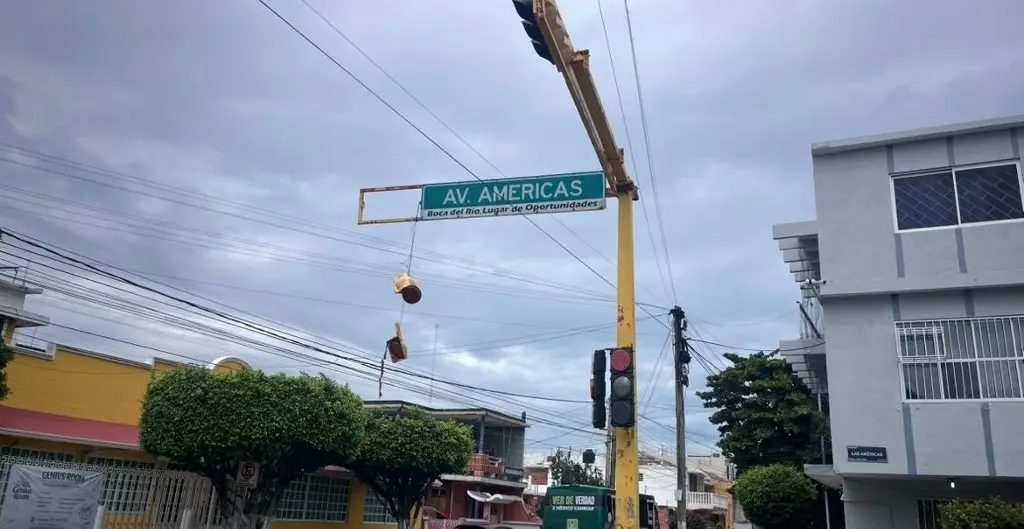 Imagen ¡Peligro! Semáforo está a punto de caer en importante avenida de Veracruz
