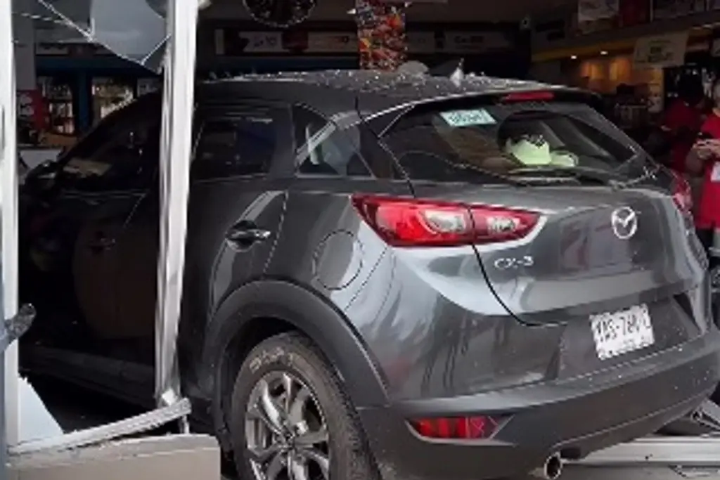 Imagen Se mete con todo y auto a tienda de conveniencia en Veracruz