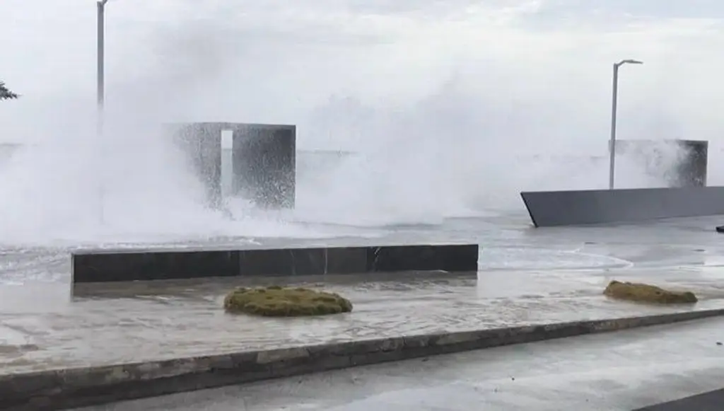 Imagen Turista llega a Veracruz para disfrutar del mar, pero el norte cambia sus planes
