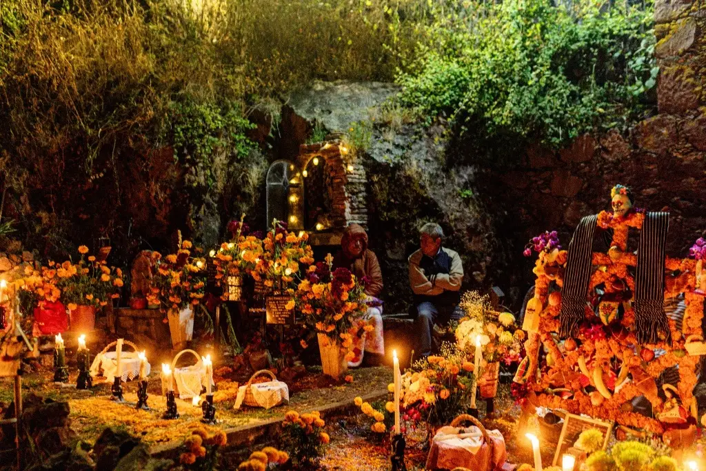 Imagen ¿Qué ocurre durante la noche del 1 de noviembre en los cementerios de Janitzio?