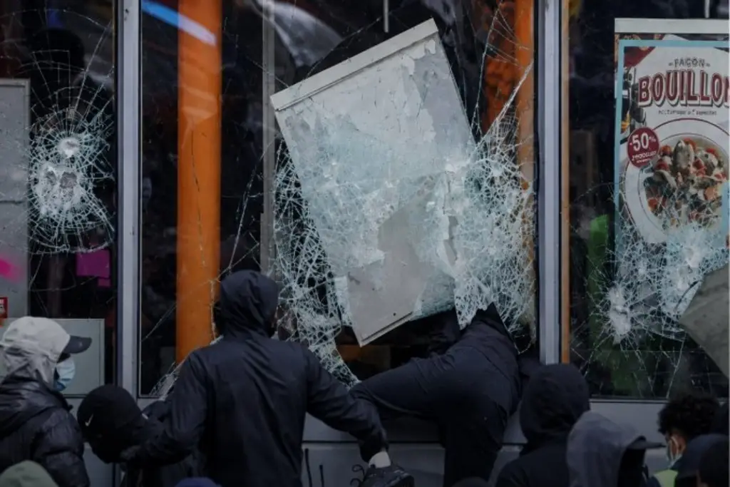 Imagen Vandalizan Galerías Lafayette y saquean comercios de lujo en protestas en Francia (+Video)