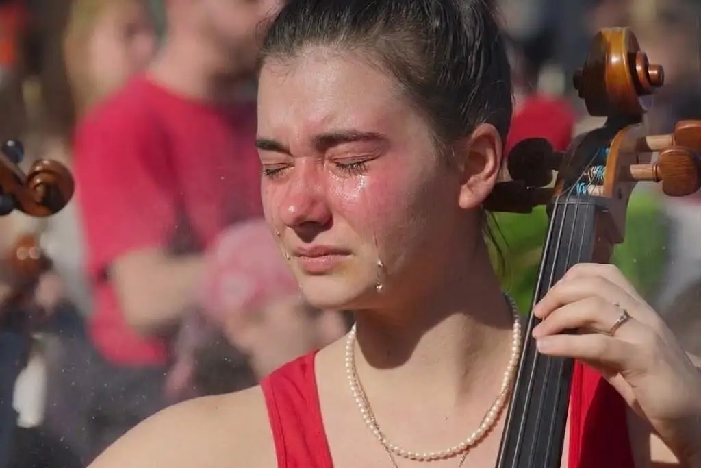 Imagen Así protestaron con música y les lanzaron gas lacrimógeno en París (+Video)