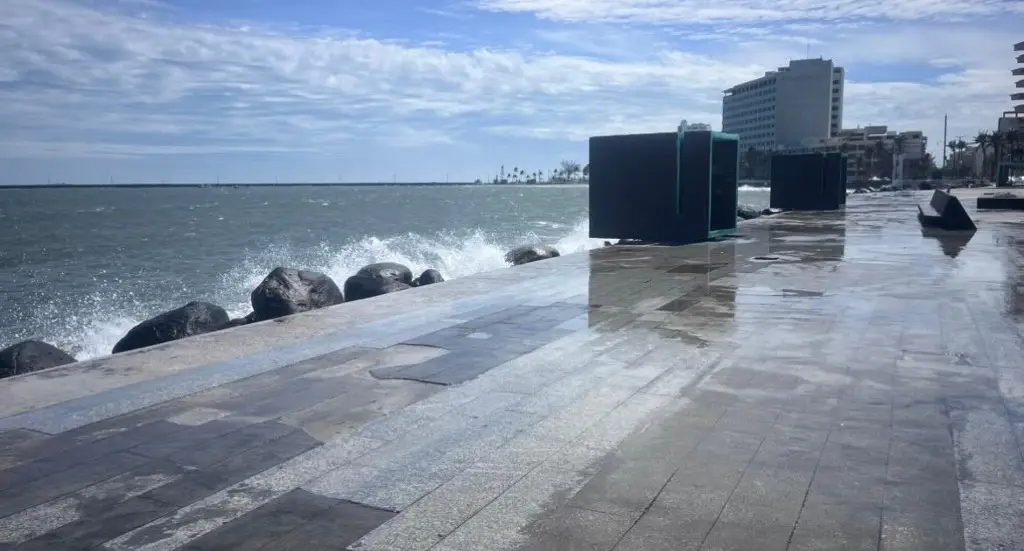 Imagen El mar golpeó con fuerza: así quedaron la Plaza del Migrante y el bulevar Ávila Camacho