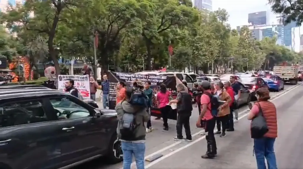 Imagen Trabajadores del IMSS bloquean Paseo de la Reforma; siguen exigencias por aumento salarial