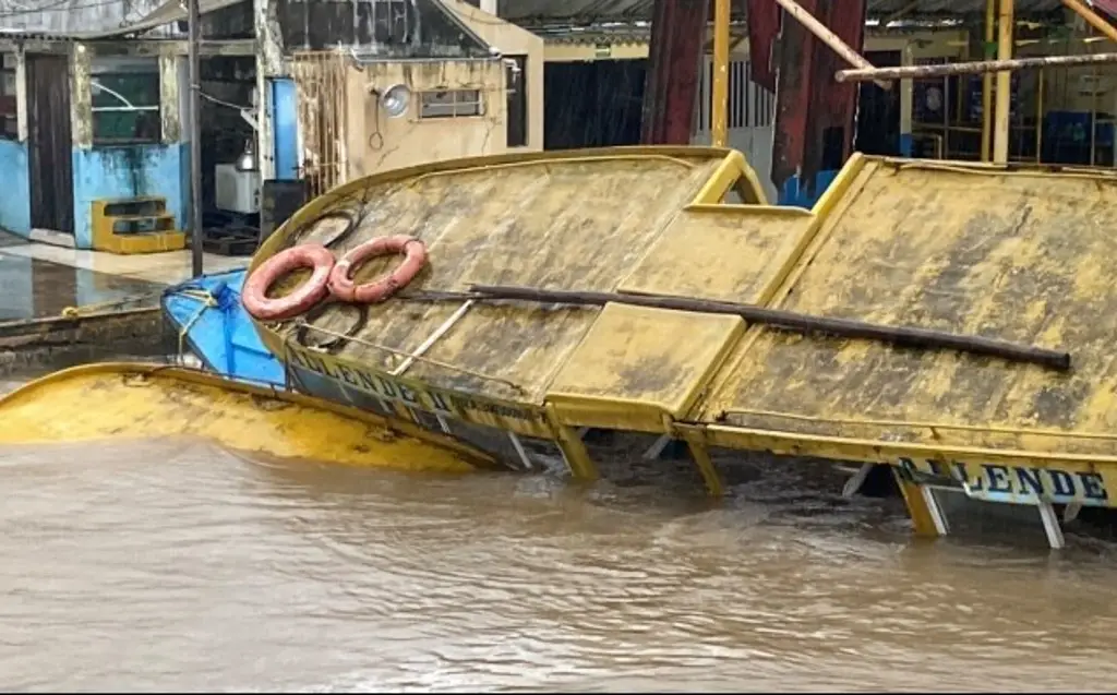 Imagen Dos lanchas se voltean en Coatzacoalcos; sigue suspendido el paso