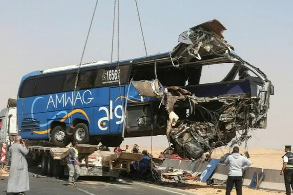 Imagen Accidente deja 13 muertos en el desierto de Egipto; el autobús quedó destruido