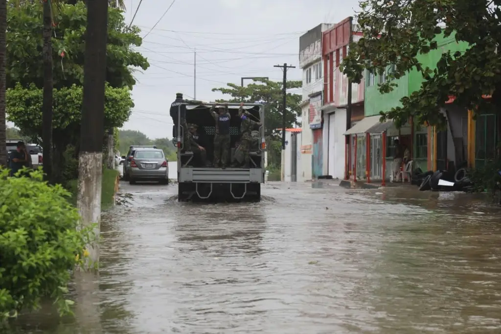 Imagen Persisten inundaciones en 15 colonias de Coatzacoalcos