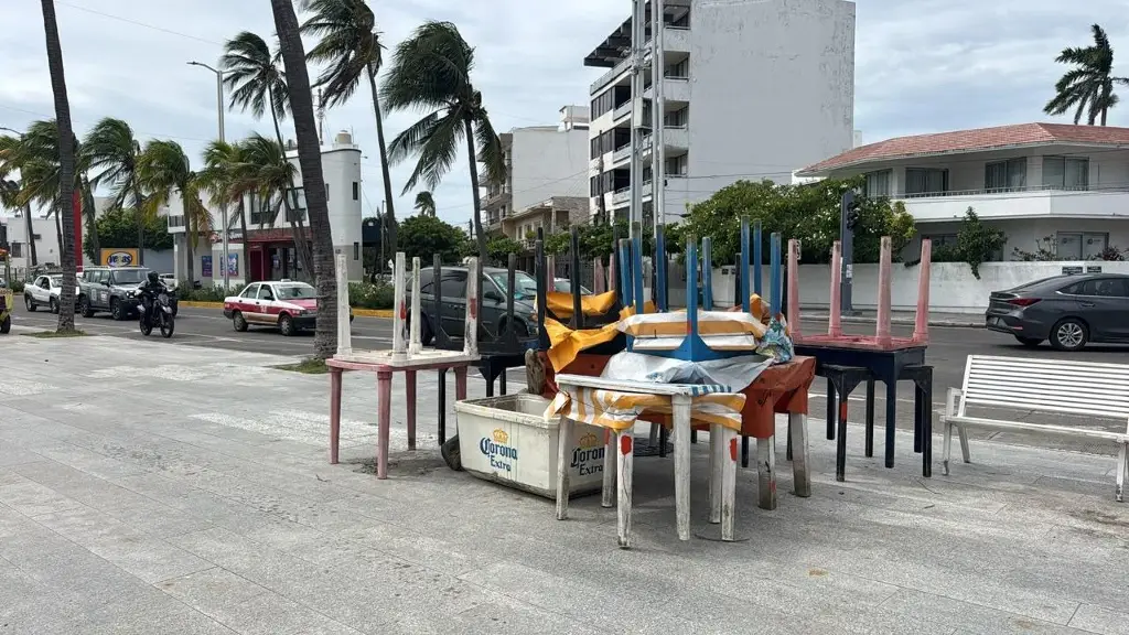 Imagen Marejada llega hasta el muro de Villa del Mar y causa daños a palaperos en Veracruz