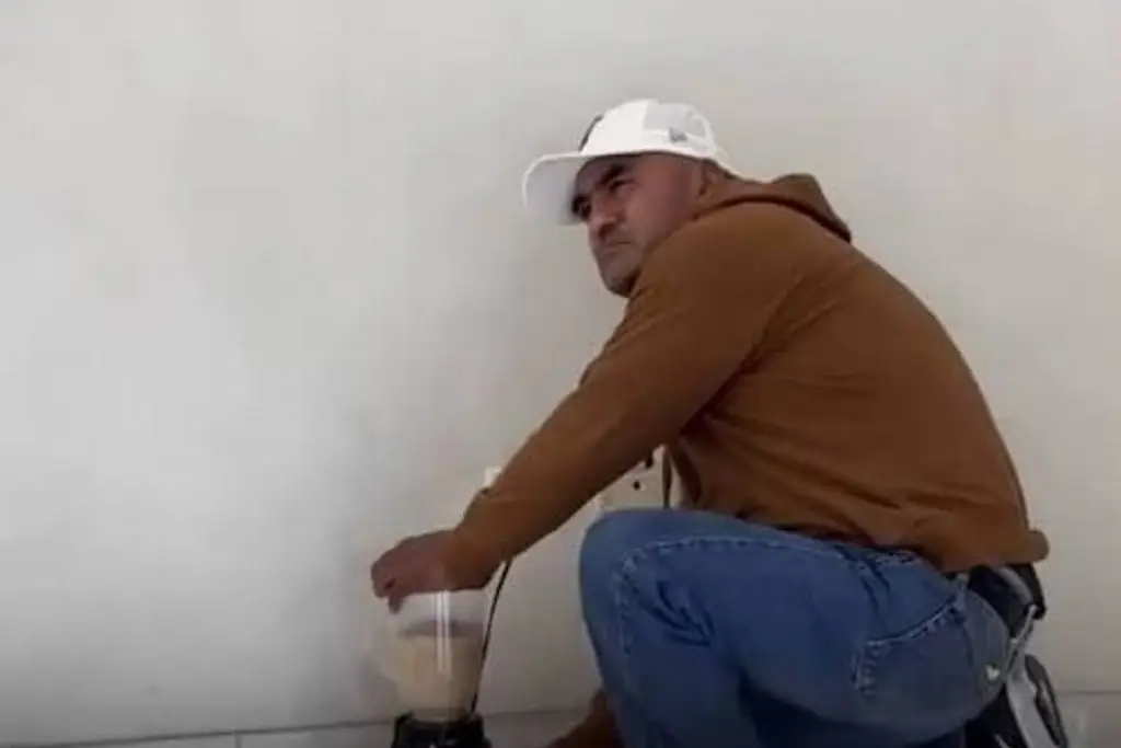 Imagen ¡Insólita protesta! Lleva su licuadora a CFE porque lleva 3 semanas sin luz