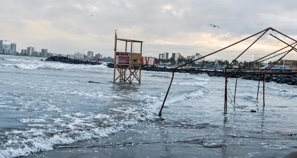 Imagen Continúa la marea alta en playas de Veracruz