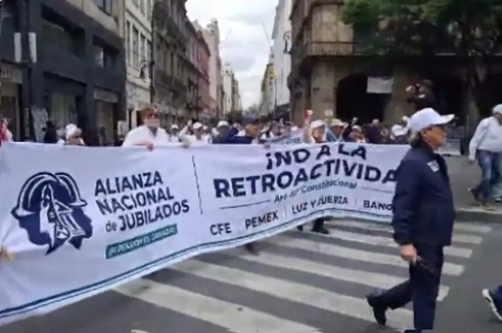 Imagen Jubilados de CFE protestan en el Zócalo de CDMX contra esto