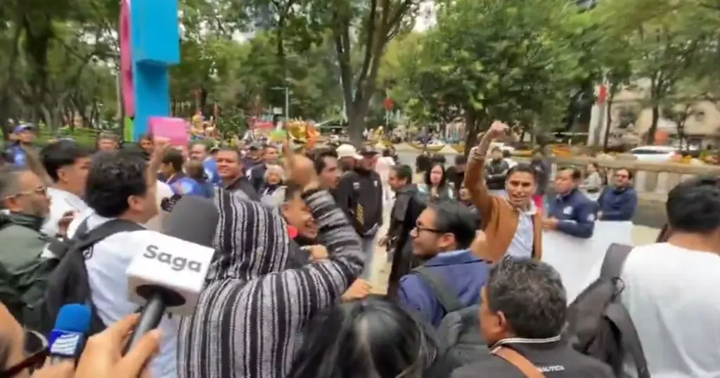 Imagen Trabajadores del IMSS corren a dirigente del PAN; le gritan 'traidor' y 'oportunista' (VIDEO)