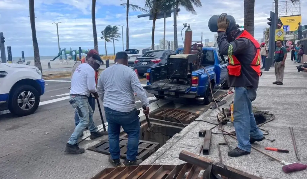 Imagen Reparan alcantarilla dañada en el bulevar Ávila Camacho De Veracruz