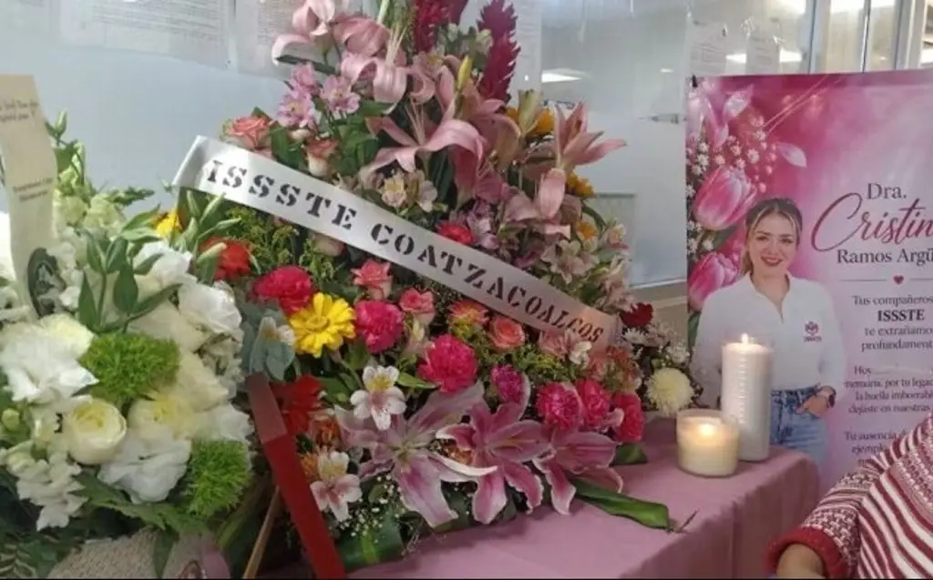 Imagen Entre flores y veladoras, compañeros despiden a doctora Cristina Ramos en Coatzacoalcos