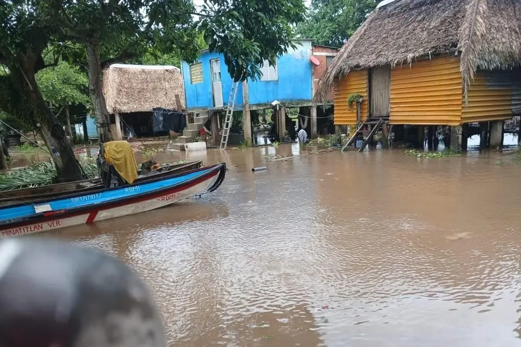 Imagen Bajo el agua en Boca de Uxpanapa: todas la comunidad inundada