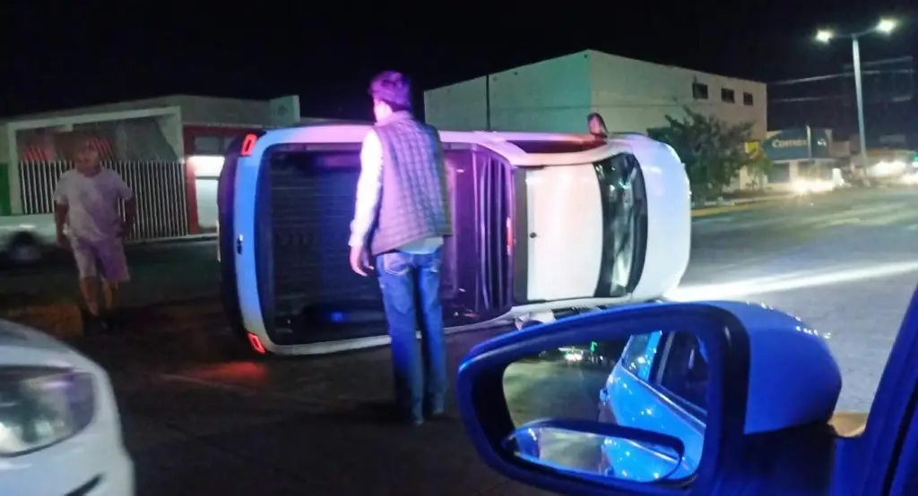 Imagen Vuelca camioneta en Veracruz ¿Qué pasó con el conductor?
