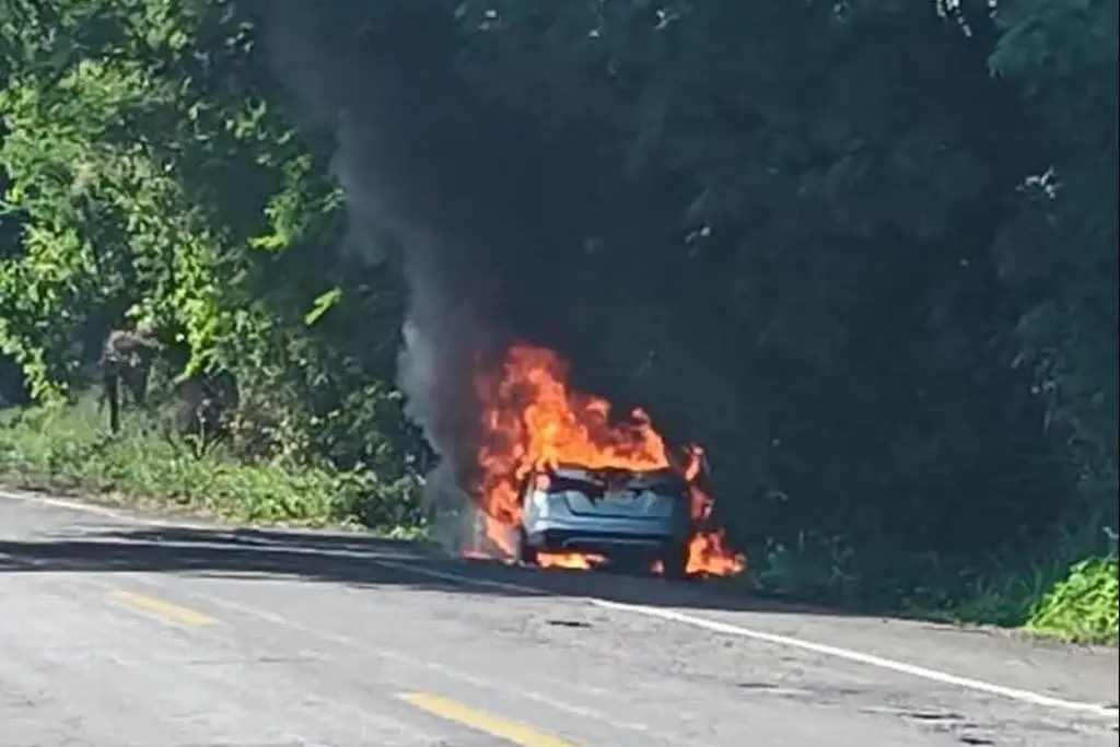 Imagen Hallan cuerpo calcinado dentro de un auto incendiado en carretera de Veracruz