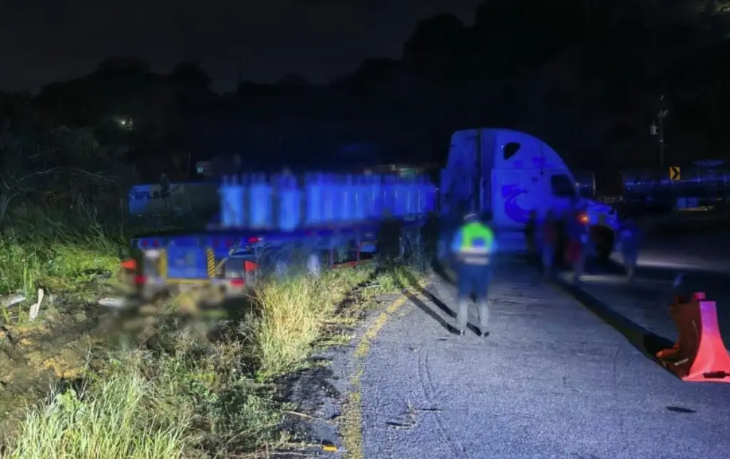 Imagen Tráiler con transformadores de CFE se sale del camino en la Curva del Diablo, en el sur de Veracruz