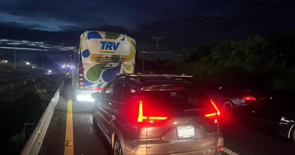 Imagen Ya son casi 12 horas de protesta y la carretera Veracruz-Cardel sigue cerrada