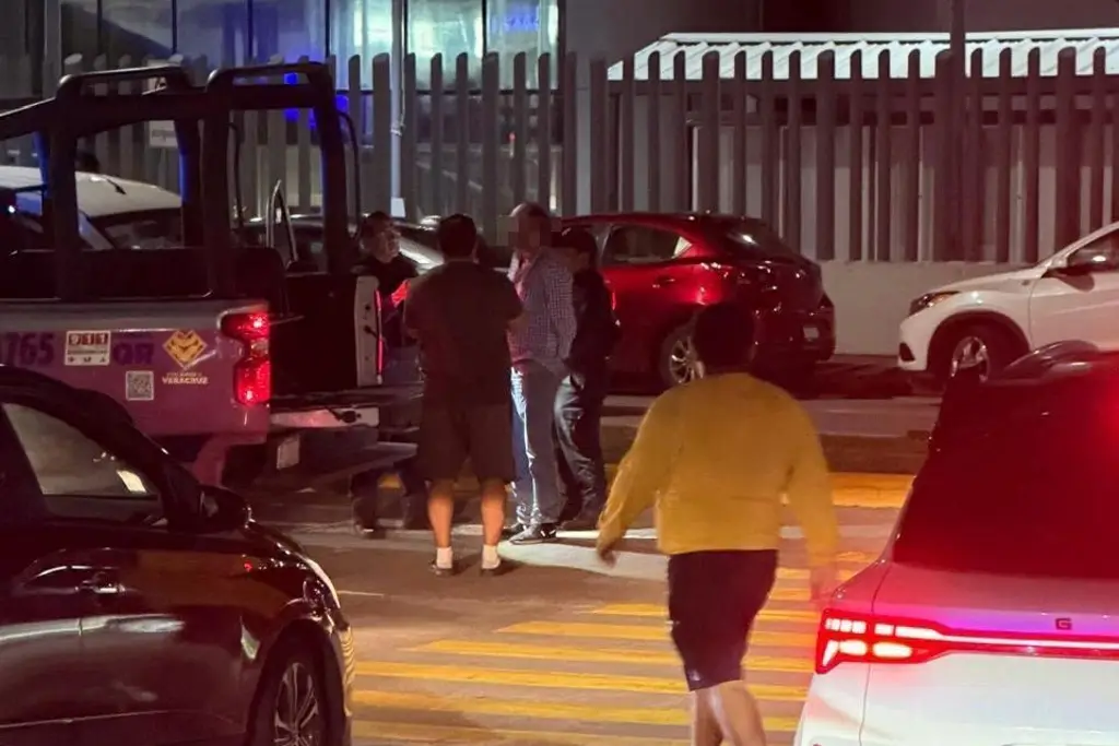 Imagen Sujeto daba vueltas 'como loco' arriba de una camioneta en Boca del Río 