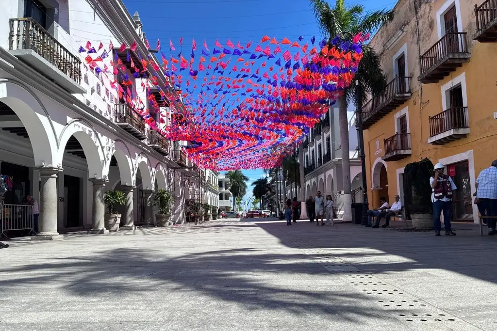 Imagen Alistan enorme tapete de aserrín en el zócalo de Veracruz; así será
