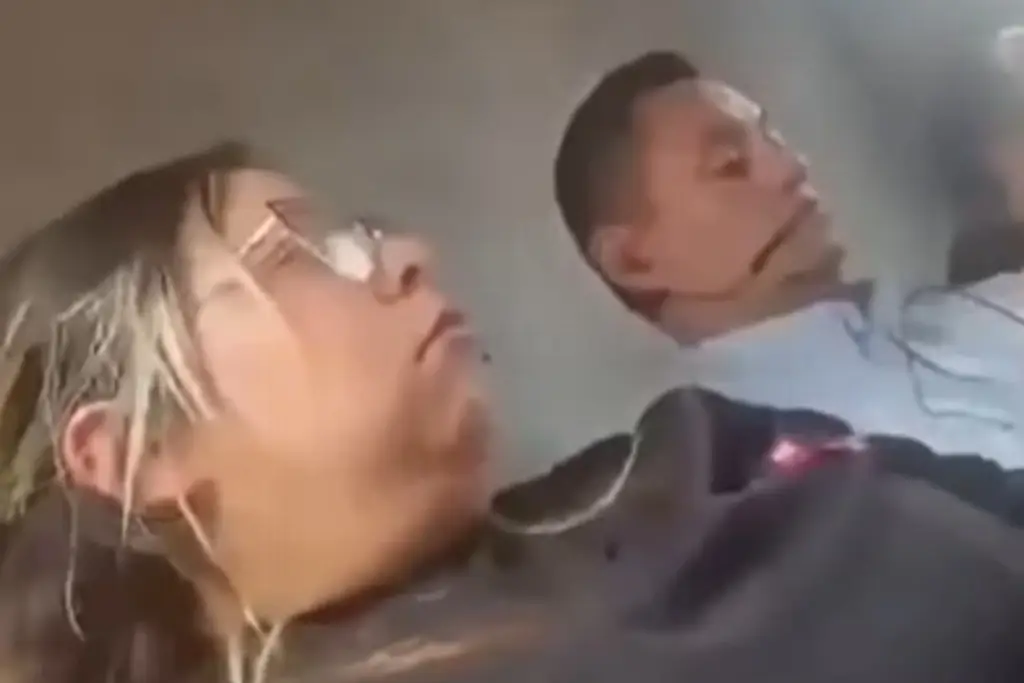 Imagen Pasajeros encaran a hombre por presuntamente fotografiar a una joven a escondidas