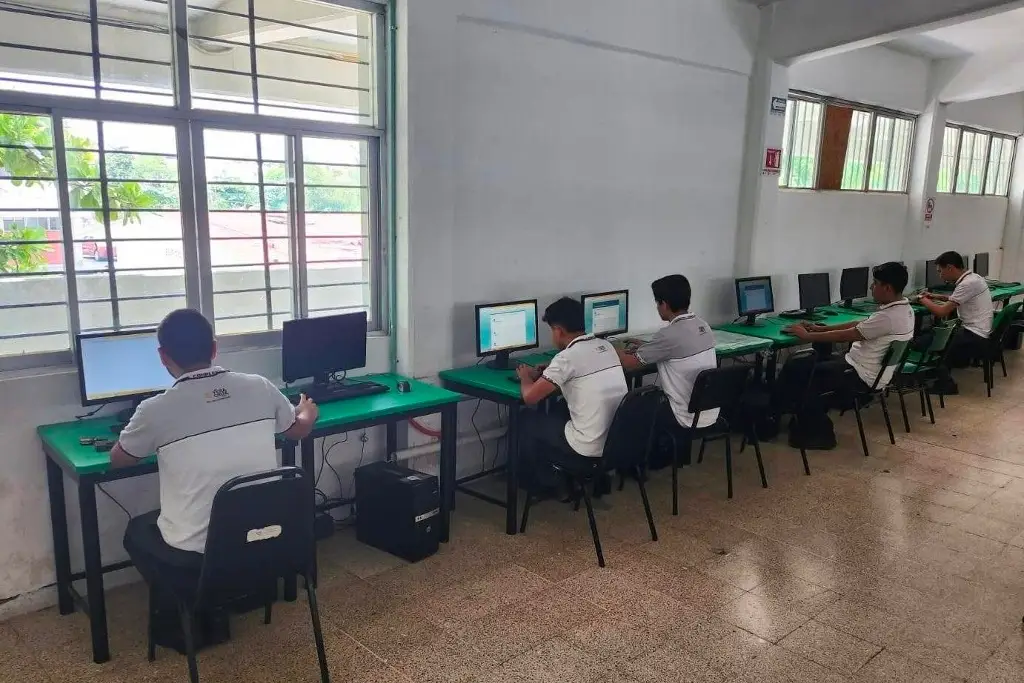 Imagen Terminaron sus estudios, pero siguen sin título: reclaman egresados del Conalep en Veracruz