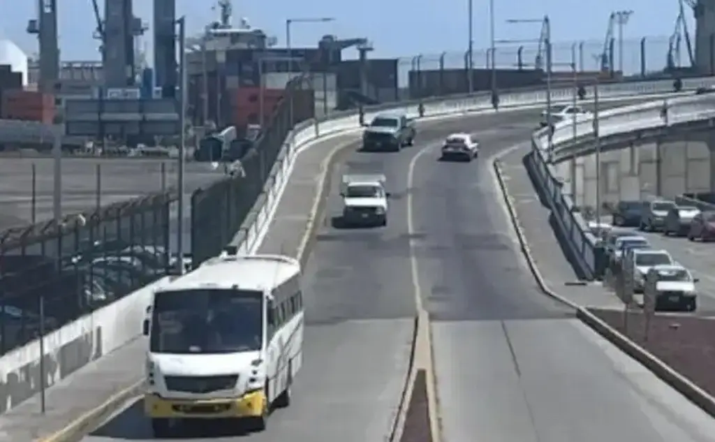 Imagen Chocan camioneta y moto en puente de Morelos