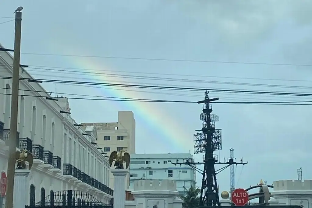 Imagen ¡Un espectáculo de colores! Arcoíris sorprende a habitantes del puerto de Veracruz