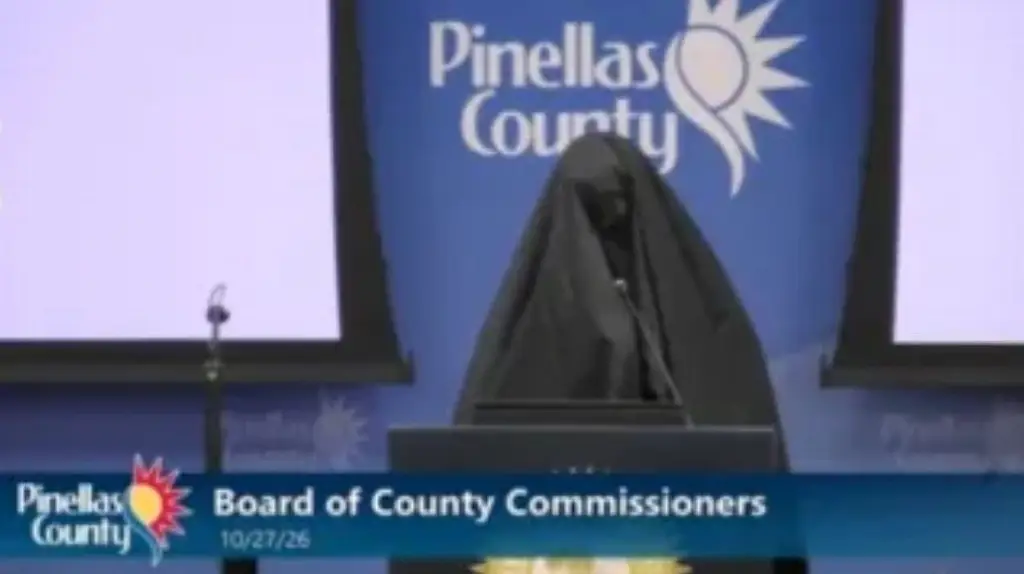 Imagen Retiran a mujer de sesión pública en Florida tras reproducir llamado islámico a la oración