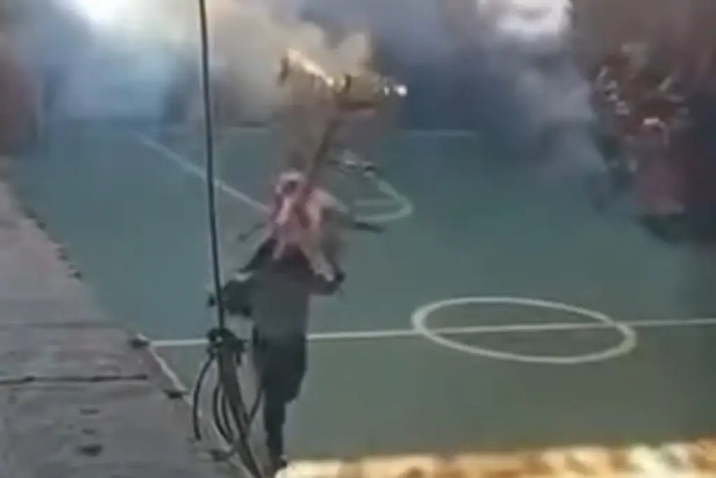 Imagen (+ video) Toro de pirotecnia se descontrola en escuela de Veracruz