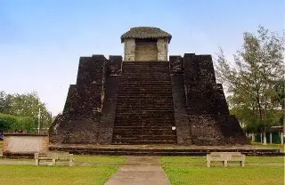 Imagen Promueve IVEC patrimonio cultural de la Huasteca con la charla “Castillo de Teayo, su historia”