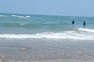 Imagen Rescatan a tres personas en playa veracruzana 