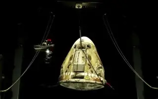 Imagen SpaceX trae a 4 astronautas a casa con un amerizaje a medianoche