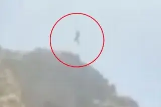 Imagen Graba muerte de su esposo al saltar de un acantilado 