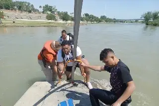 Imagen Hallan cadáver de un hombre y rescatan a 3 migrantes en el Río Bravo 