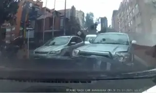 Imagen Ladrones asaltan a conductor y él los arrolla con su BMW