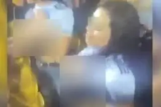 Imagen Critica que mujeres se levanten blusa frente a familias con niños en juego de Tigres (+Video)