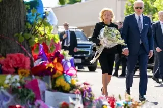 Imagen “Terrorismo doméstico” lo ocurrido en Buffalo: Biden lleva flores a víctimas