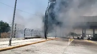 Imagen Incendio de pastizal alcanza una caseta en la México - Puebla