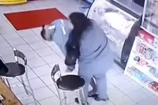 Imagen Mujer golpea a sujeto que intentó tocarle las piernas (+video)