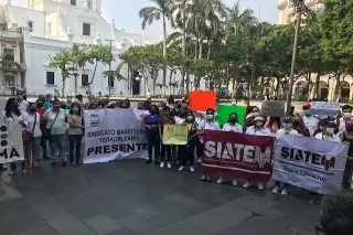 Imagen Decenas de maestros se manifestaron en Zócalo de Veracruz; estas fueron las razones 