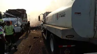Imagen Accidente en autopista Isla - Acayucan deja un muerto; liquidan incendio