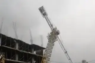 Imagen Se desploma grúa sobre construcción y trabajadores (+Video) 